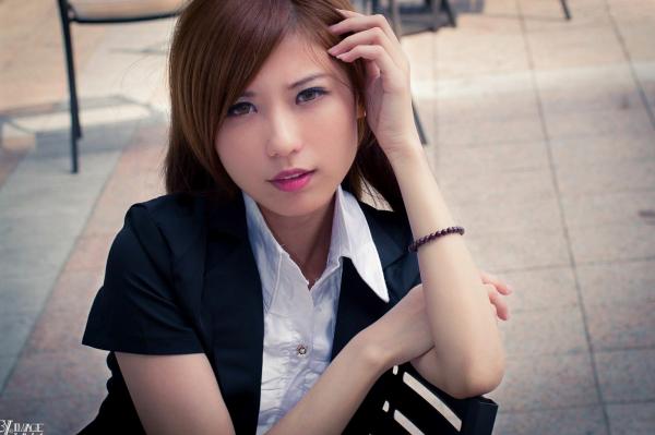    台湾正妹张子瀞《小瀞》职场OL套装与街拍清新风格写真集[28P]第22张图片