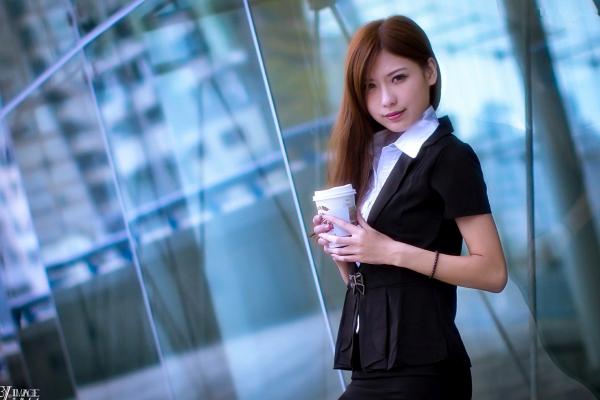    台湾正妹张子瀞《小瀞》职场OL套装与街拍清新风格写真集[28P]第23张图片