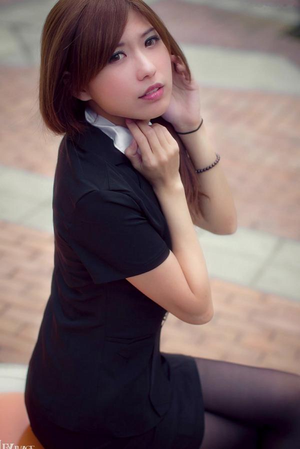    台湾正妹张子瀞《小瀞》职场OL套装与街拍清新风格写真集[28P]第25张图片