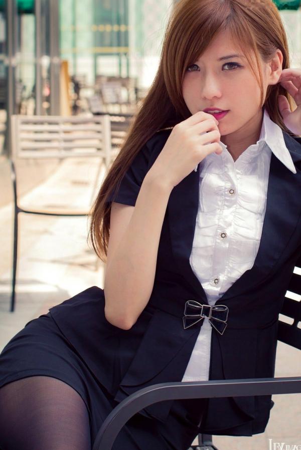    台湾正妹张子瀞《小瀞》职场OL套装与街拍清新风格写真集[28P]第26张图片