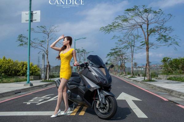    台湾正妹蔡译心Candice《动感时尚机车女郎》户外街拍写真，冷艳气质大长腿尽显帅气美感第2张图片