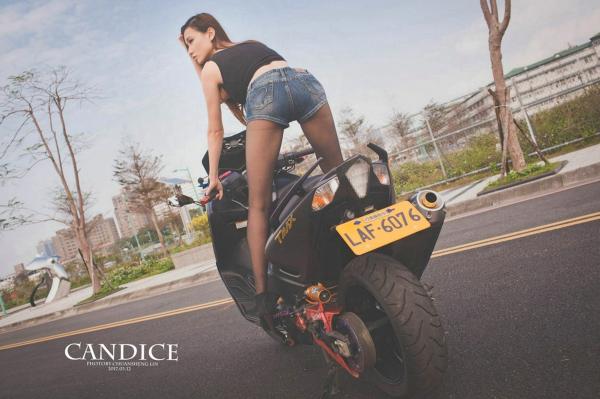    台湾正妹蔡译心Candice《动感时尚机车女郎》户外街拍写真，冷艳气质大长腿尽显帅气美感第8张图片
