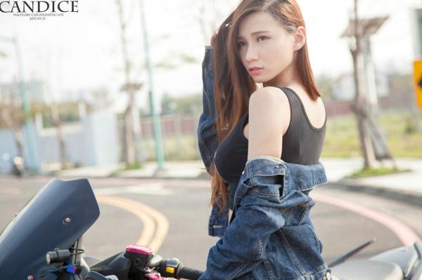    台湾正妹蔡译心Candice《动感时尚机车女郎》户外街拍写真，冷艳气质大长腿尽显帅气美感第16张图片