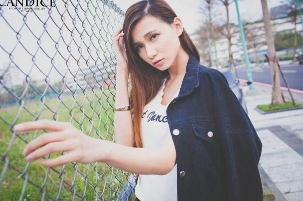   台湾正妹蔡译心Candice《动感时尚机车女郎》户外街拍写真，冷艳气质大长腿尽显帅气美感第21张图片