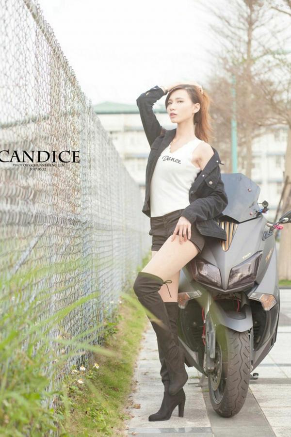    台湾正妹蔡译心Candice《动感时尚机车女郎》户外街拍写真，冷艳气质大长腿尽显帅气美感第24张图片