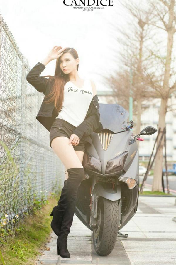    台湾正妹蔡译心Candice《动感时尚机车女郎》户外街拍写真，冷艳气质大长腿尽显帅气美感第29张图片