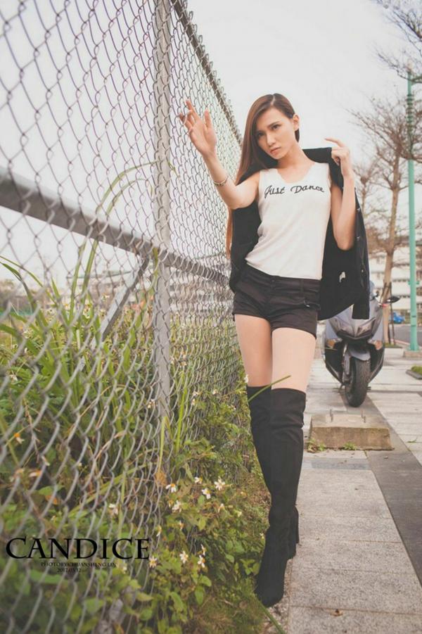    台湾正妹蔡译心Candice《动感时尚机车女郎》户外街拍写真，冷艳气质大长腿尽显帅气美感第30张图片
