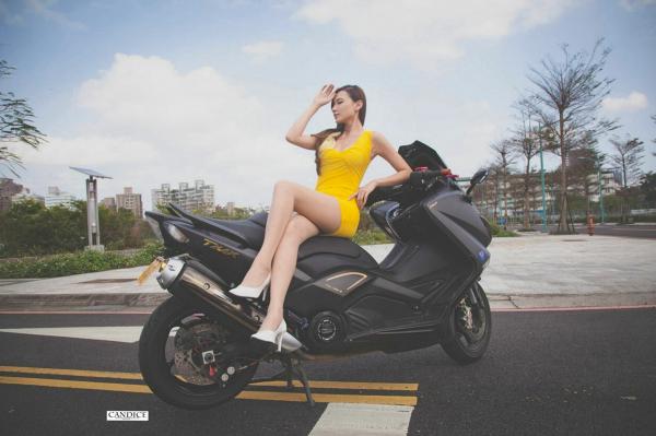    台湾正妹蔡译心Candice《动感时尚机车女郎》户外街拍写真，冷艳气质大长腿尽显帅气美感第36张图片