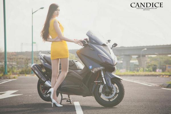    台湾正妹蔡译心Candice《动感时尚机车女郎》户外街拍写真，冷艳气质大长腿尽显帅气美感第54张图片