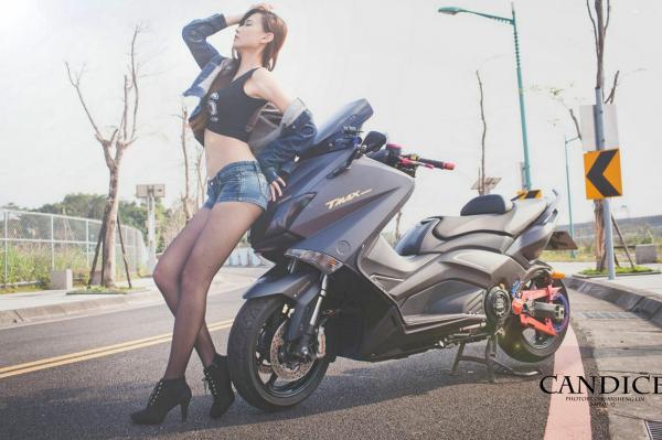    台湾正妹蔡译心Candice《动感时尚机车女郎》户外街拍写真，冷艳气质大长腿尽显帅气美感第55张图片