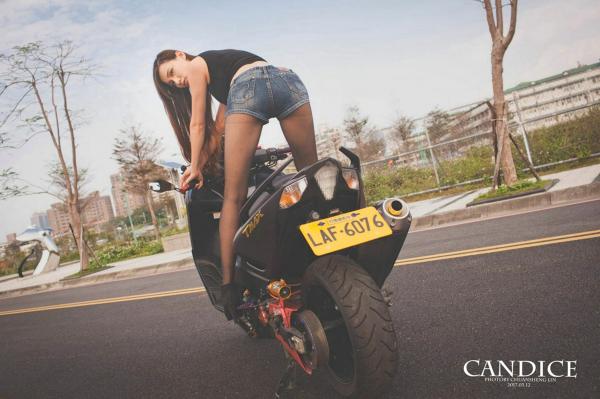    台湾正妹蔡译心Candice《动感时尚机车女郎》户外街拍写真，冷艳气质大长腿尽显帅气美感第59张图片