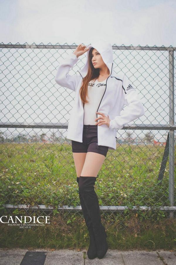   台湾正妹蔡译心Candice《动感时尚机车女郎》户外街拍写真，冷艳气质大长腿尽显帅气美感第60张图片