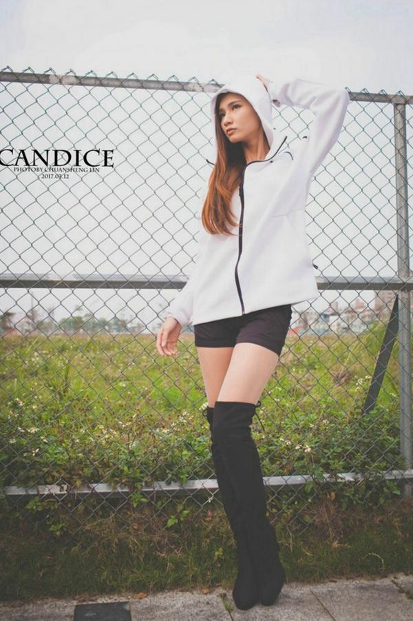    台湾正妹蔡译心Candice《动感时尚机车女郎》户外街拍写真，冷艳气质大长腿尽显帅气美感第69张图片