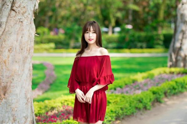    台湾正妹Lady憶憶/彭丽嘉《士林官邸》户外写真，优雅红裙清纯气质女神清新街拍第1张图片