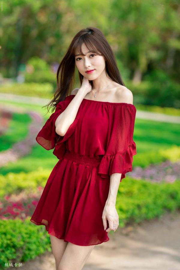    台湾正妹Lady憶憶/彭丽嘉《士林官邸》户外写真，优雅红裙清纯气质女神清新街拍第2张图片