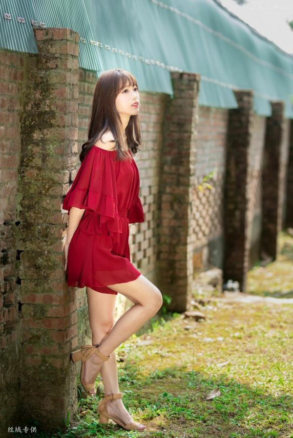    台湾正妹Lady憶憶/彭丽嘉《士林官邸》户外写真，优雅红裙清纯气质女神清新街拍第4张图片