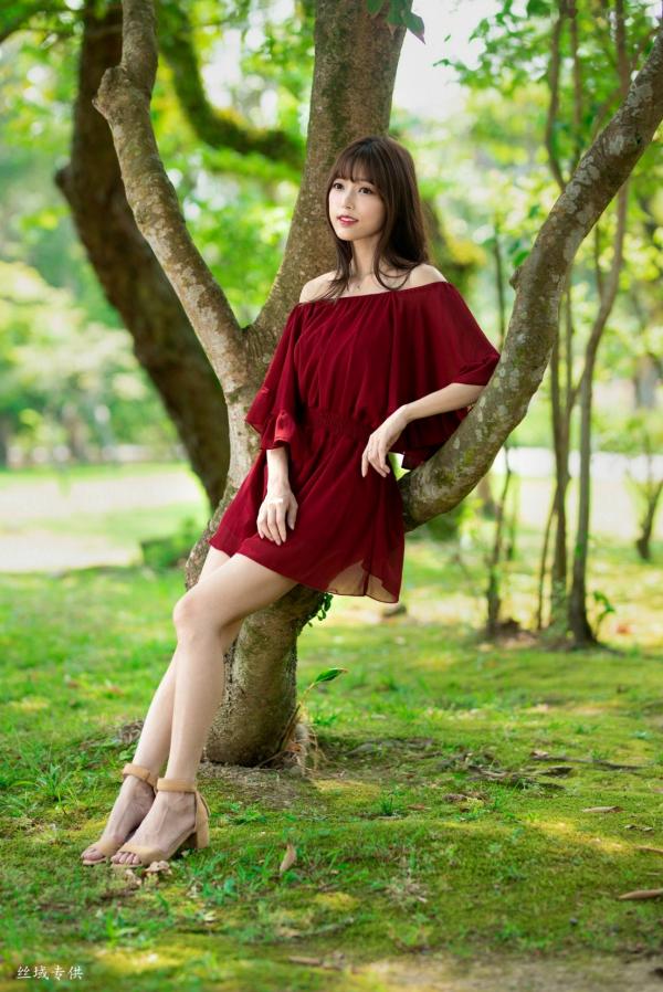    台湾正妹Lady憶憶/彭丽嘉《士林官邸》户外写真，优雅红裙清纯气质女神清新街拍第12张图片