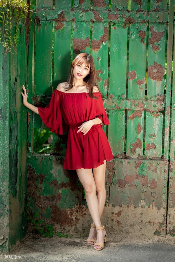    台湾正妹Lady憶憶/彭丽嘉《士林官邸》户外写真，优雅红裙清纯气质女神清新街拍第16张图片