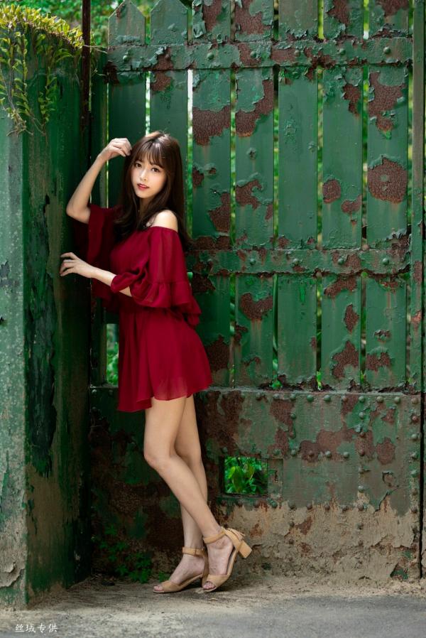    台湾正妹Lady憶憶/彭丽嘉《士林官邸》户外写真，优雅红裙清纯气质女神清新街拍第19张图片