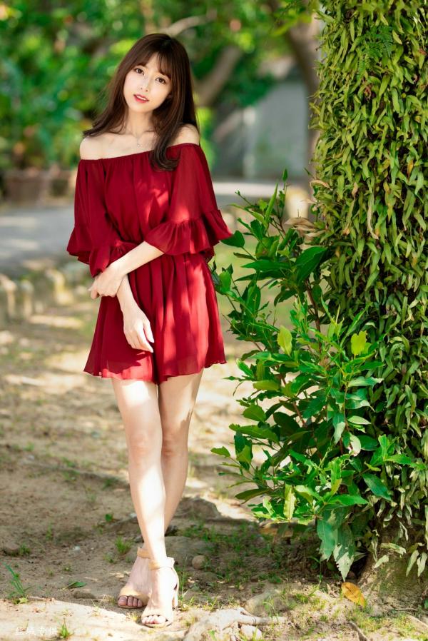    台湾正妹Lady憶憶/彭丽嘉《士林官邸》户外写真，优雅红裙清纯气质女神清新街拍第25张图片