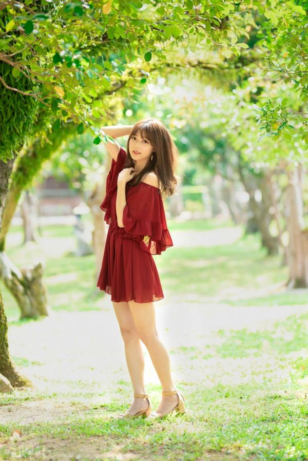    台湾正妹Lady憶憶/彭丽嘉《士林官邸》户外写真，优雅红裙清纯气质女神清新街拍第31张图片