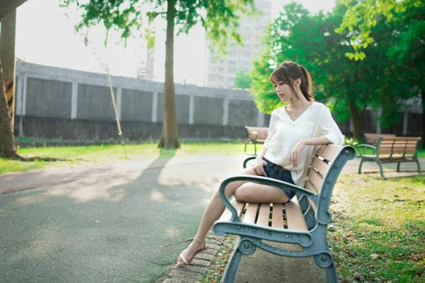    台湾正妹Lady憶憶/彭丽嘉《士林官邸》户外写真，优雅红裙清纯气质女神清新街拍第57张图片