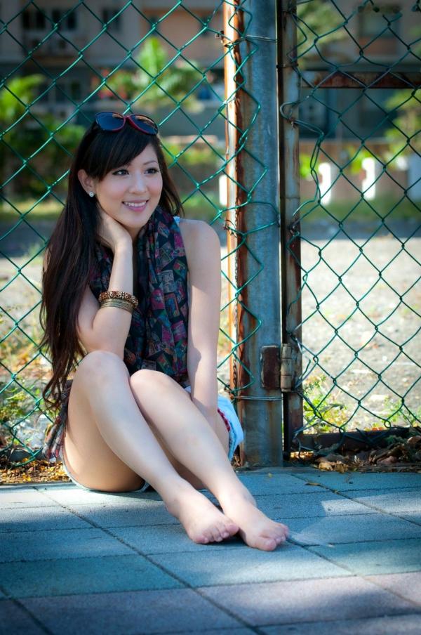    台湾正妹陈韦蓉校园街拍写真集，清新舒适秋日穿搭，甜美温柔气质女神户外随拍第2张图片