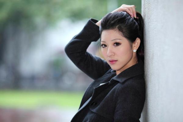    台湾正妹陈韦蓉校园街拍写真集，清新舒适秋日穿搭，甜美温柔气质女神户外随拍第11张图片