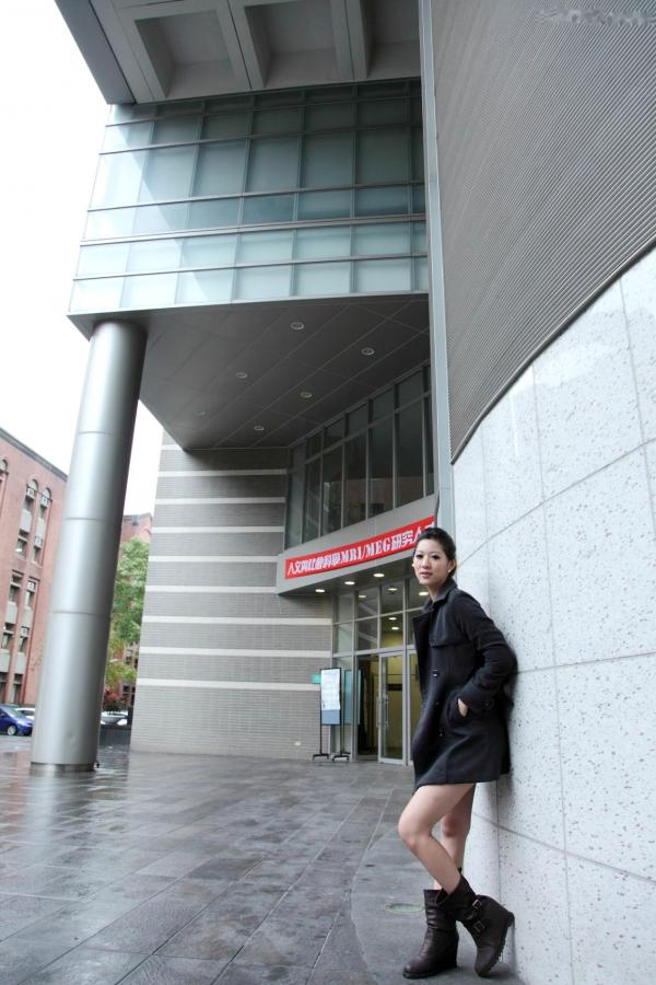    台湾正妹陈韦蓉校园街拍写真集，清新舒适秋日穿搭，甜美温柔气质女神户外随拍第23张图片