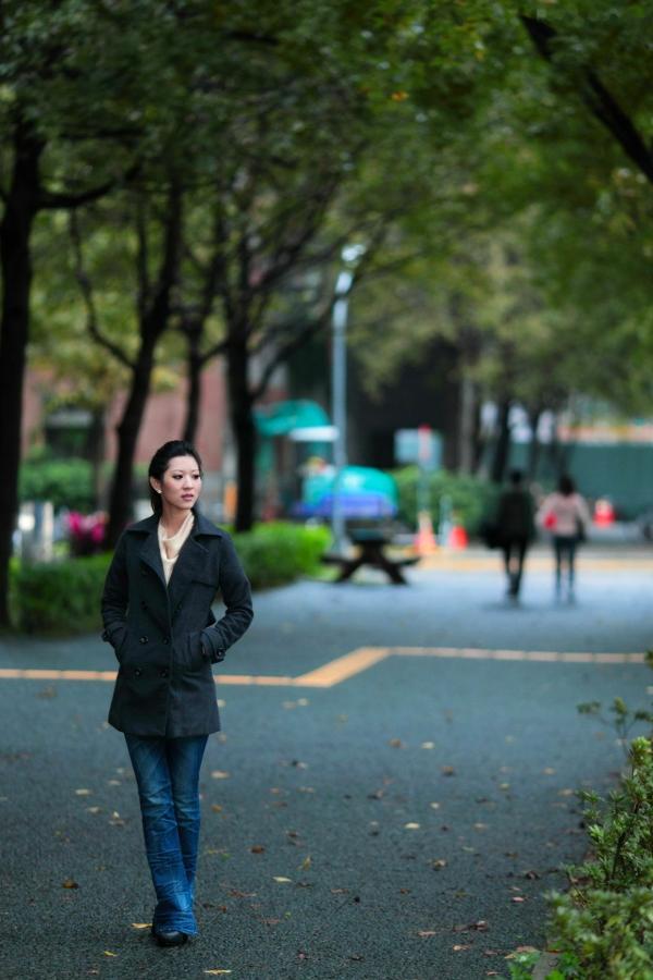    台湾正妹陈韦蓉校园街拍写真集，清新舒适秋日穿搭，甜美温柔气质女神户外随拍第36张图片