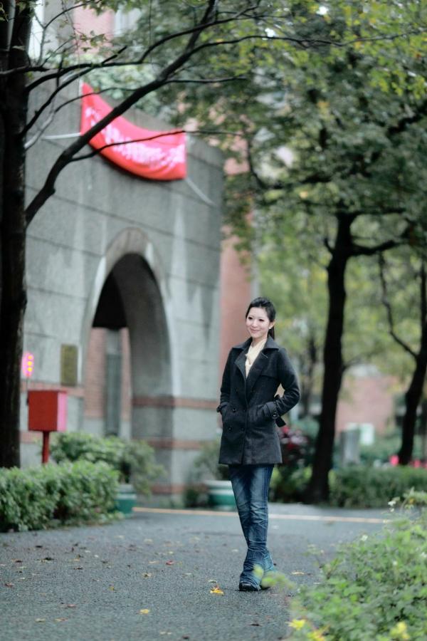    台湾正妹陈韦蓉校园街拍写真集，清新舒适秋日穿搭，甜美温柔气质女神户外随拍第37张图片
