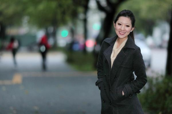    台湾正妹陈韦蓉校园街拍写真集，清新舒适秋日穿搭，甜美温柔气质女神户外随拍第38张图片