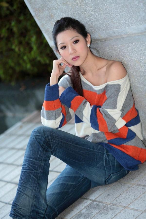    台湾正妹陈韦蓉校园街拍写真集，清新舒适秋日穿搭，甜美温柔气质女神户外随拍第46张图片