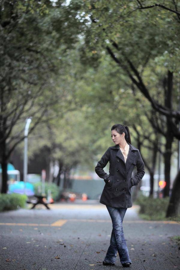    台湾正妹陈韦蓉校园街拍写真集，清新舒适秋日穿搭，甜美温柔气质女神户外随拍第57张图片