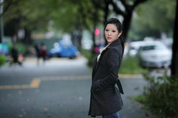    台湾正妹陈韦蓉校园街拍写真集，清新舒适秋日穿搭，甜美温柔气质女神户外随拍第58张图片