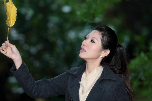    台湾正妹陈韦蓉校园街拍写真集，清新舒适秋日穿搭，甜美温柔气质女神户外随拍第60张图片