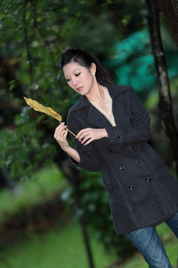    台湾正妹陈韦蓉校园街拍写真集，清新舒适秋日穿搭，甜美温柔气质女神户外随拍第61张图片