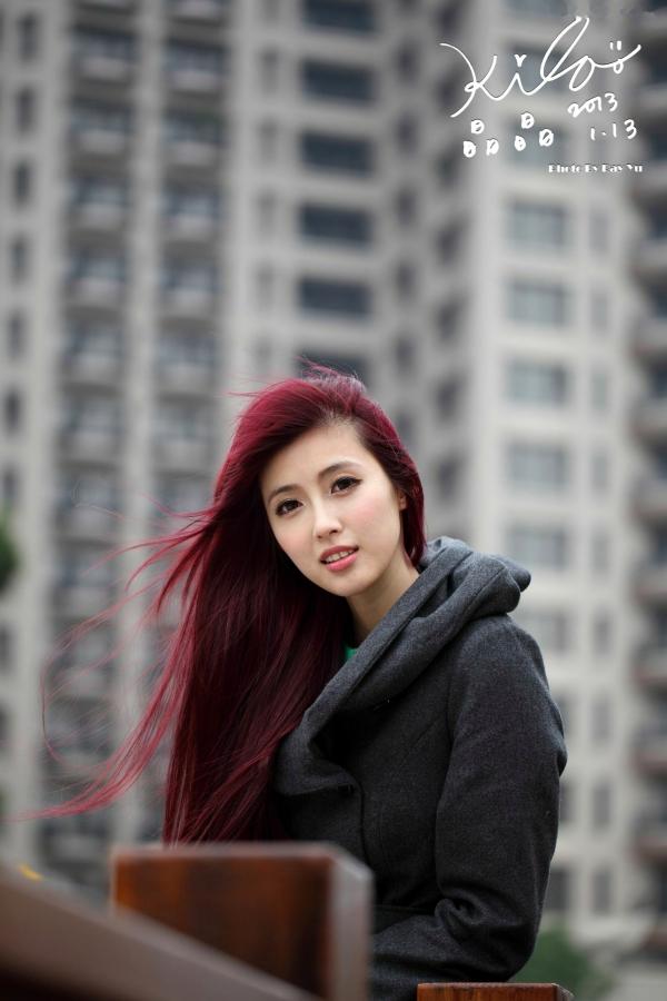    台湾正妹Kila晶晶冬季户外街拍系列：红发冷艳造型，大衣搭配长靴尽显迷人长腿气质第10张图片