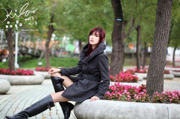    台湾正妹Kila晶晶冬季户外街拍系列：红发冷艳造型，大衣搭配长靴尽显迷人长腿气质第24张图片