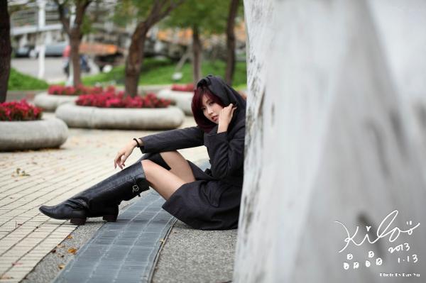   台湾正妹Kila晶晶冬季户外街拍系列：红发冷艳造型，大衣搭配长靴尽显迷人长腿气质第41张图片