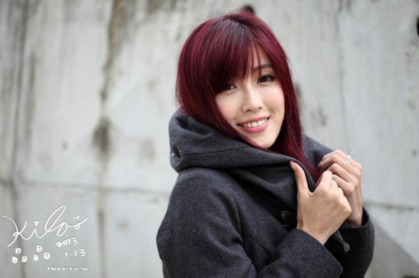    台湾正妹Kila晶晶冬季户外街拍系列：红发冷艳造型，大衣搭配长靴尽显迷人长腿气质第52张图片