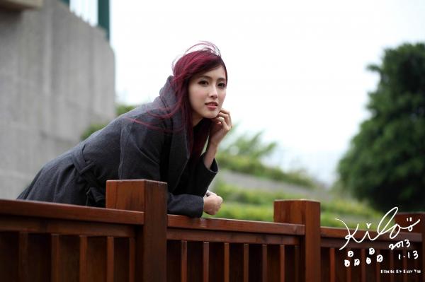    台湾正妹Kila晶晶冬季户外街拍系列：红发冷艳造型，大衣搭配长靴尽显迷人长腿气质第68张图片