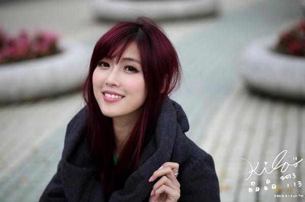    台湾正妹Kila晶晶冬季户外街拍系列：红发冷艳造型，大衣搭配长靴尽显迷人长腿气质第77张图片