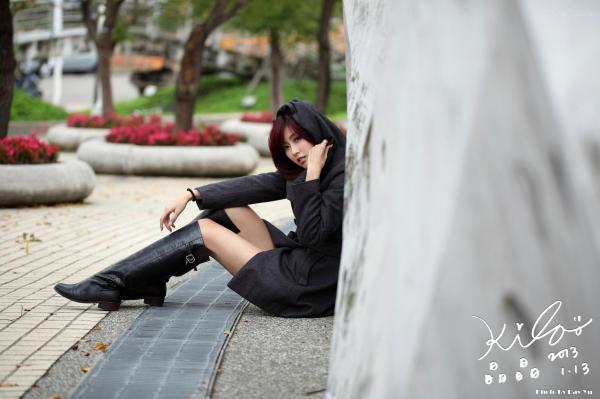    台湾正妹Kila晶晶冬季户外街拍系列：红发冷艳造型，大衣搭配长靴尽显迷人长腿气质第98张图片