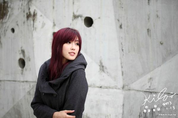    台湾正妹Kila晶晶冬季户外街拍系列：红发冷艳造型，大衣搭配长靴尽显迷人长腿气质第115张图片