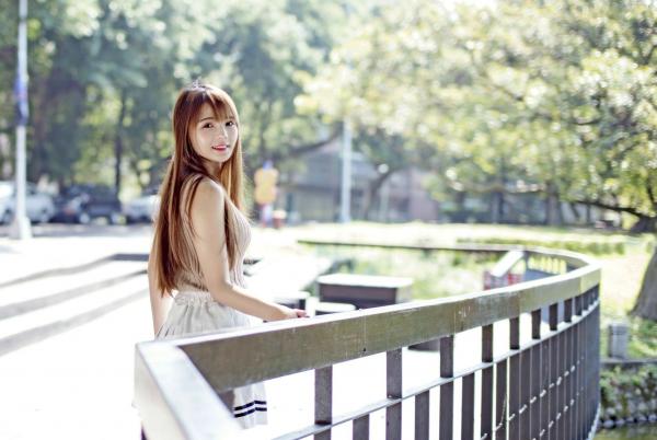    台湾正妹MD芋圆户外街拍美图集，清新气质女神展现多变时尚穿搭，尽显治愈系魅力第1张图片