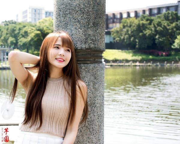    台湾正妹MD芋圆户外街拍美图集，清新气质女神展现多变时尚穿搭，尽显治愈系魅力第2张图片