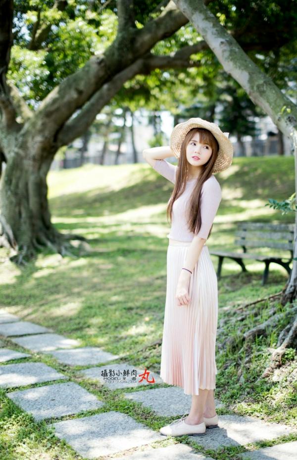    台湾正妹MD芋圆户外街拍美图集，清新气质女神展现多变时尚穿搭，尽显治愈系魅力第4张图片