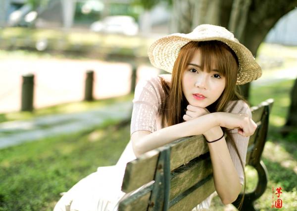    台湾正妹MD芋圆户外街拍美图集，清新气质女神展现多变时尚穿搭，尽显治愈系魅力第6张图片