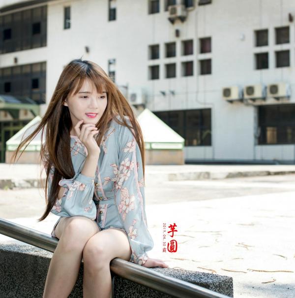   台湾正妹MD芋圆户外街拍美图集，清新气质女神展现多变时尚穿搭，尽显治愈系魅力第9张图片